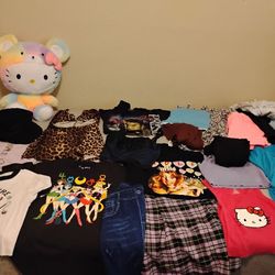 BUNDLE OF JUNIOR CLOTHES SIZE S/M W HELLO KITTY PLUSH