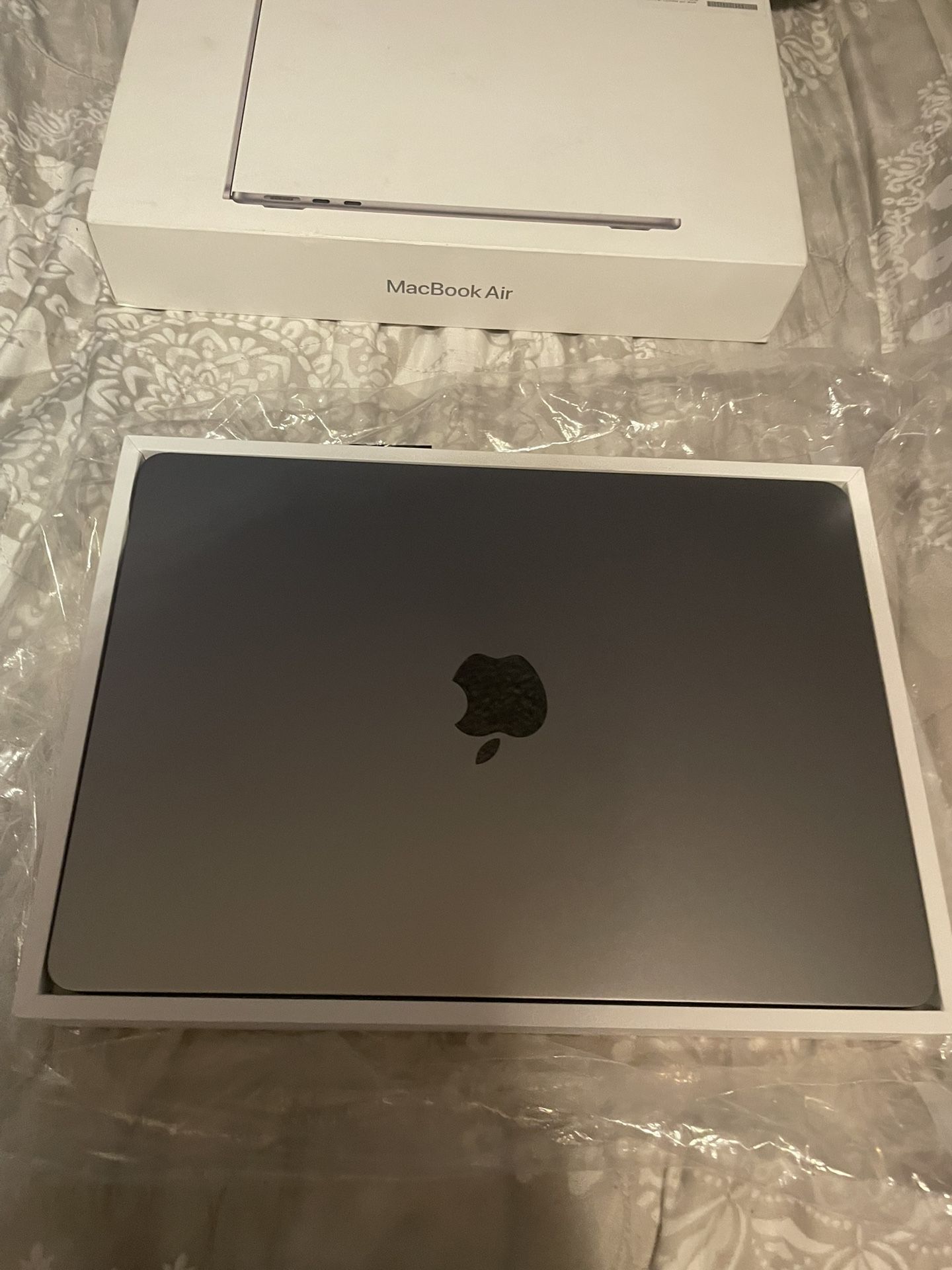 Macbook Air 13 inch M3 Chip 16 GB Ram
