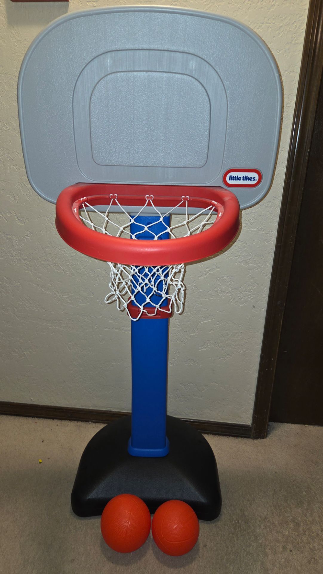 Little tikes basketball hoop with 2 balls