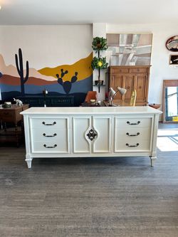 White Dresser / Buffet / Tv Stand / Sideboard