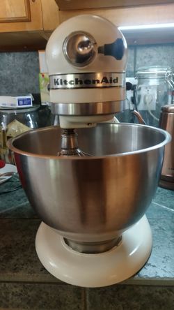 Vendo esta batidora marca Kitchen Aid... I'm selling this mixer in North rialto CA for $140 dls