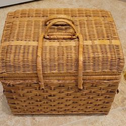 WICKER PiCNIC  BASKET