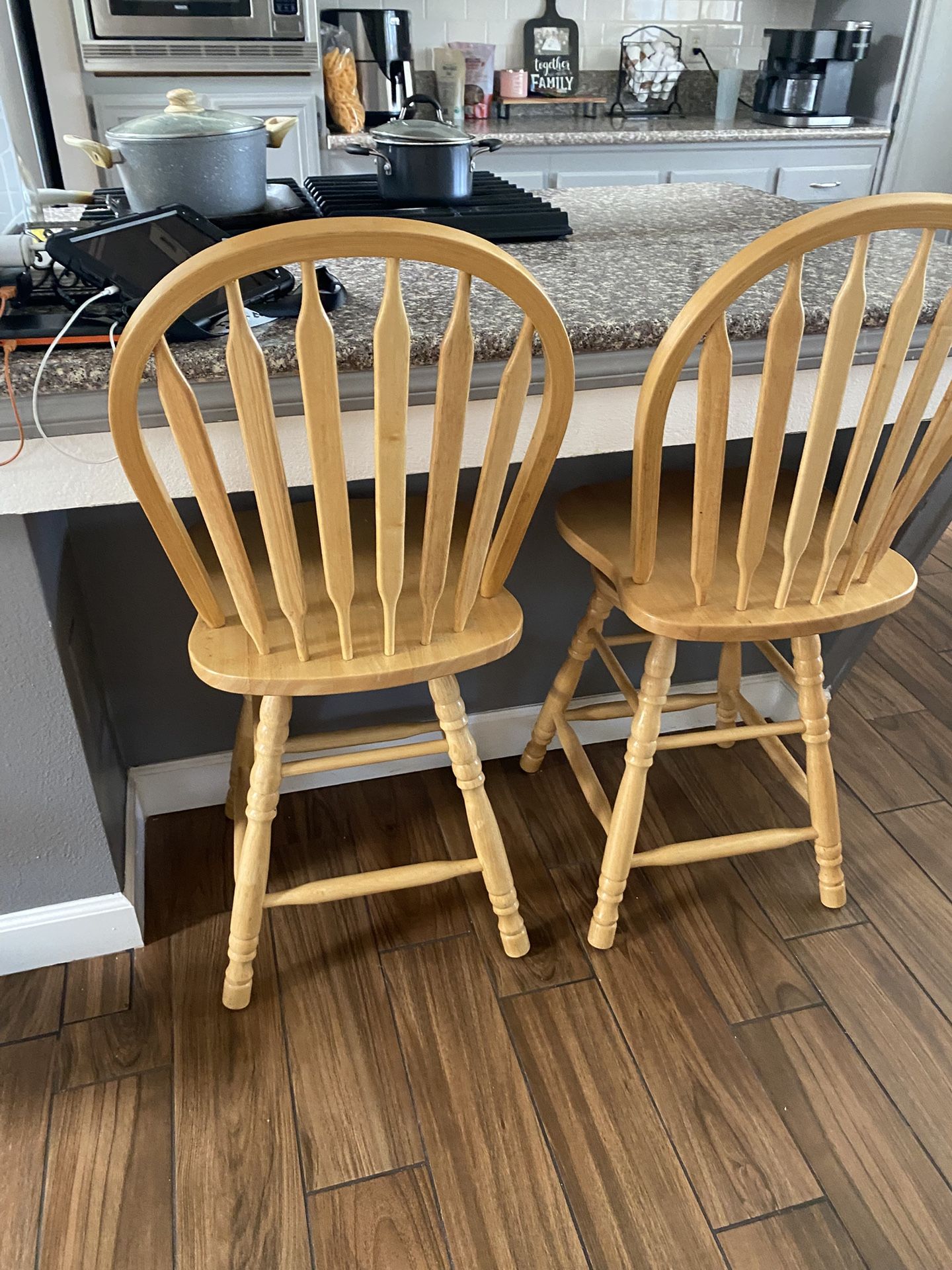 Very Well Maintained Farm Style Counter Bar Stools