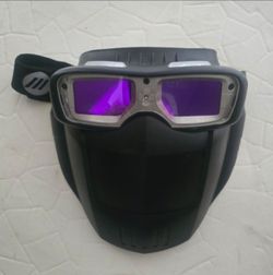 "LIKE NEW" Miller Weld-Mask w/ auto darkening feature