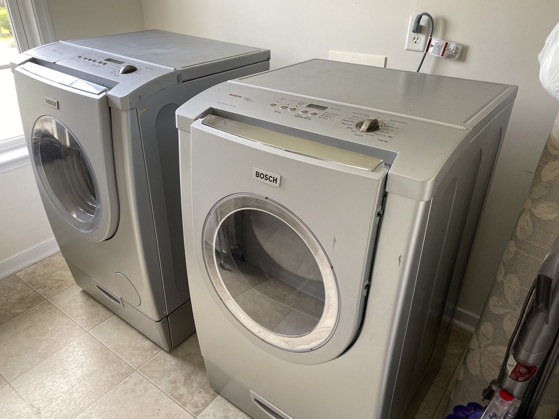 Bosch washer / dryer set with pedestal drawers