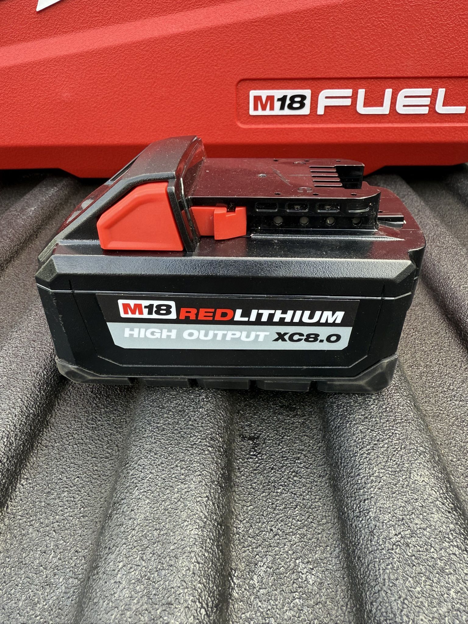 Milwaukee M18 REDLITHIUM XC8.0 High Output Battery – $130 (Nueva) o $160 con Super Charger