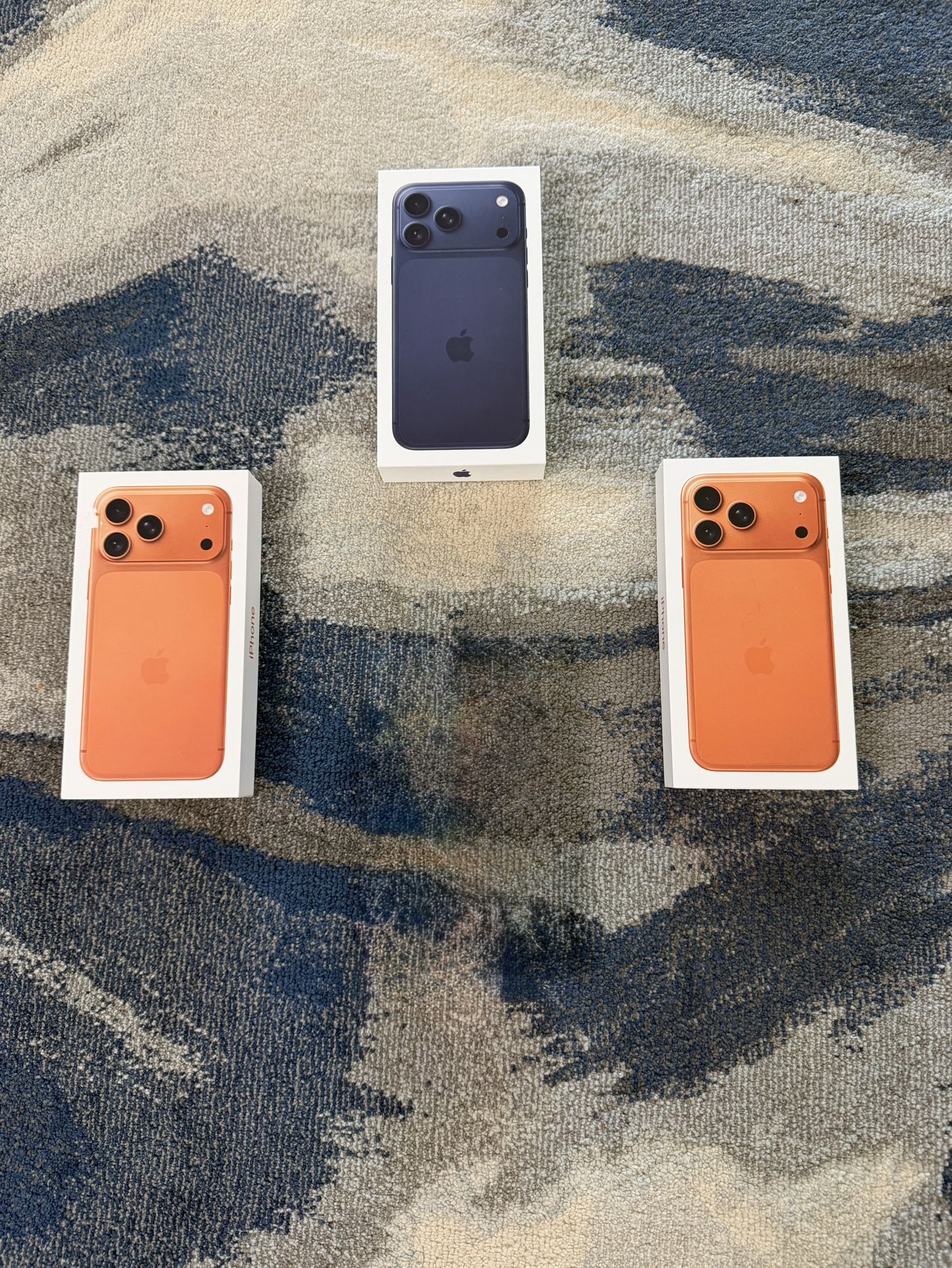 3 iPhone 17 Pro Max 256gb 2 Orange 1 Blue COLOR Unlocked 256gb available in Palatine/Glenview $1425 each