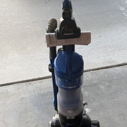 Panasonic Cyclone Vacuum With Retractable Cord And Heifer Filter
