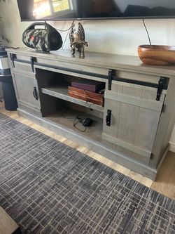 Living room tv monitor stand