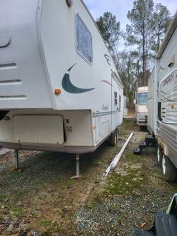 2004 Flagstaff 32 ft 5th Wheel