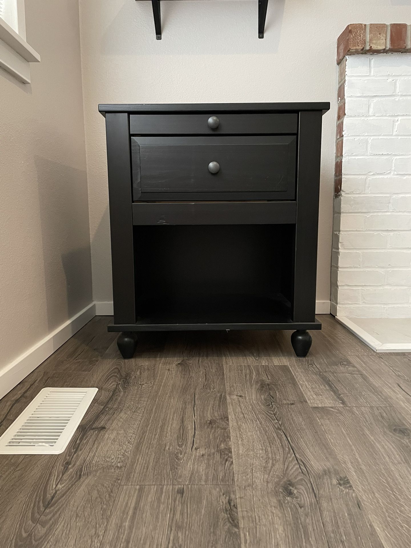 End table / Nightstand