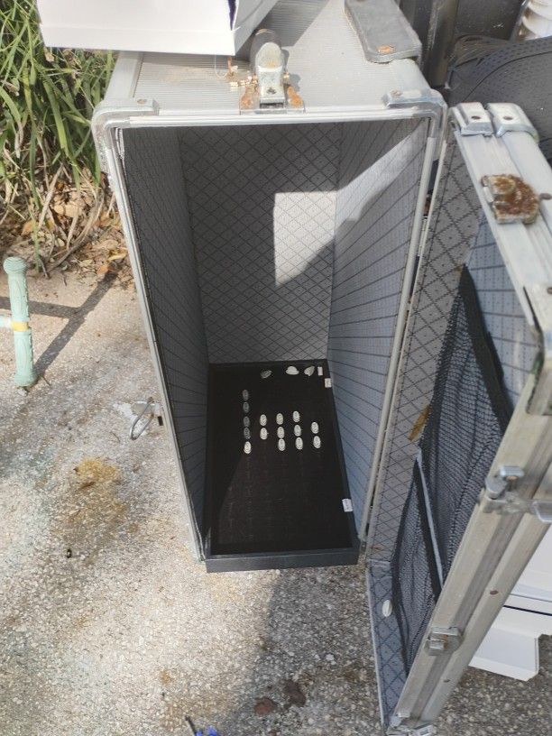 Locking Jewelry Metal Display Case Comes With Various Shelves For Rings Etc And Has Boxes That You Can Put Jewelry In If Somebody Purchases It Not In 