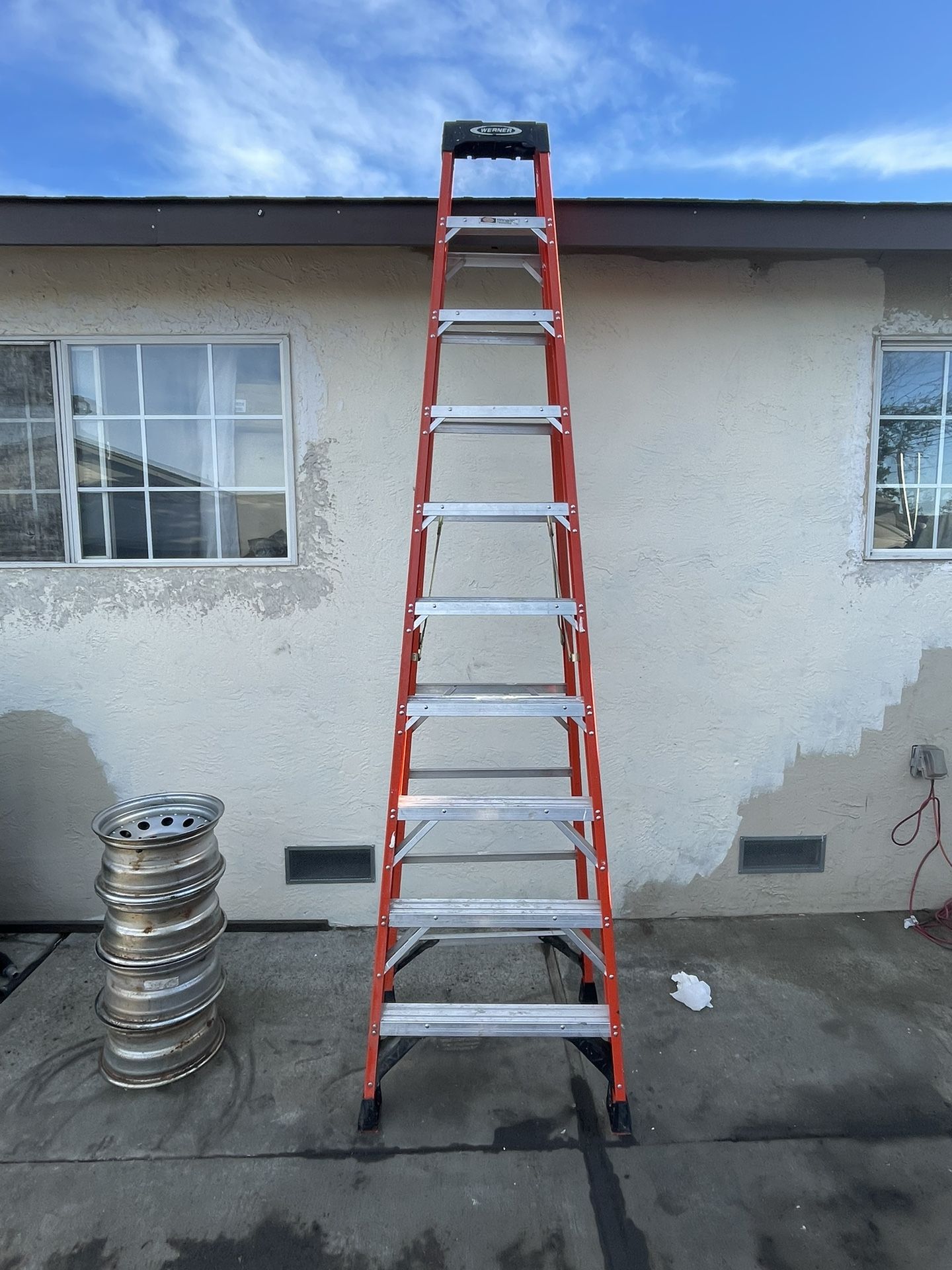 10ft 300lb Step Ladder Like New 