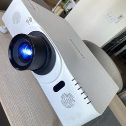 Hitachi hdmi video 4200 lumens projector