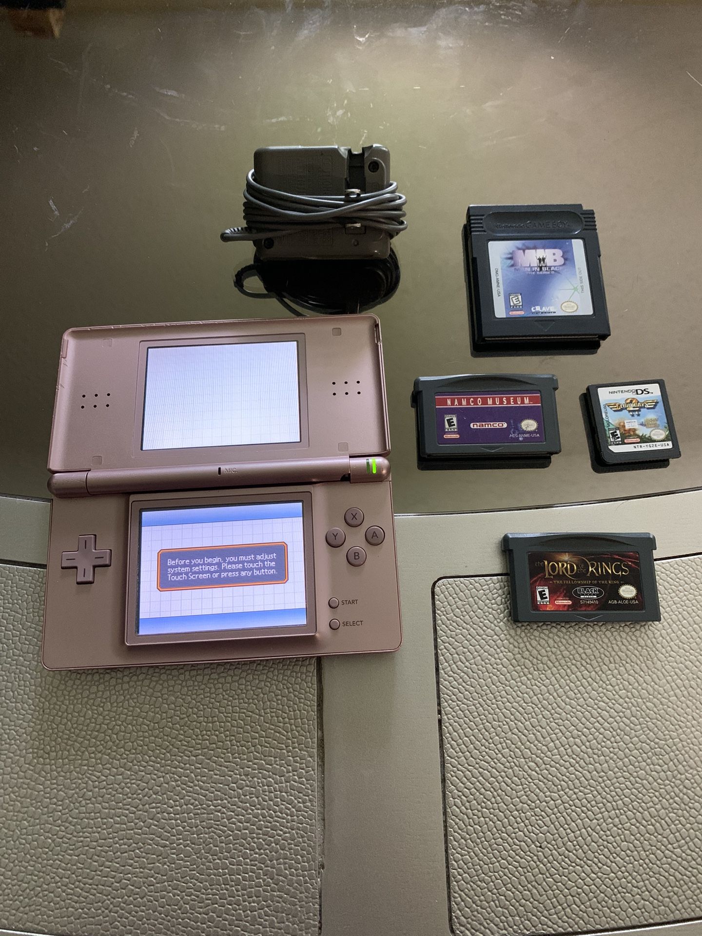 Nintendo DS W 4 Games & Charger