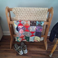 Wooden quilt blanket stand