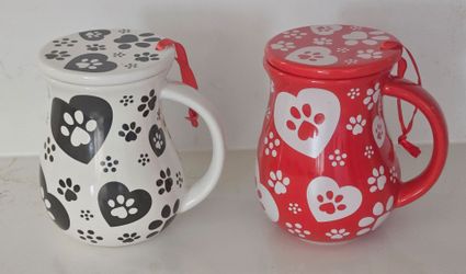 Paw print mugs with lids NEW IN BOX