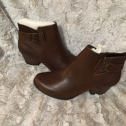 $30 Brown Size 11 Baretraps  Boots