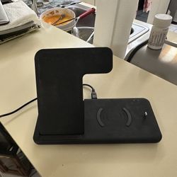 Magnetic charging station 