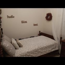 Queen Bed, Dresser & Vanity