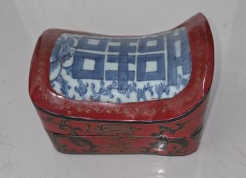 Vintage Chinese lacquer trinket jewelry box, inlaid antique blue‑and‑white porcelain shard with double happiness motif. Measures 5.5" x 4" x 3.5". Red
