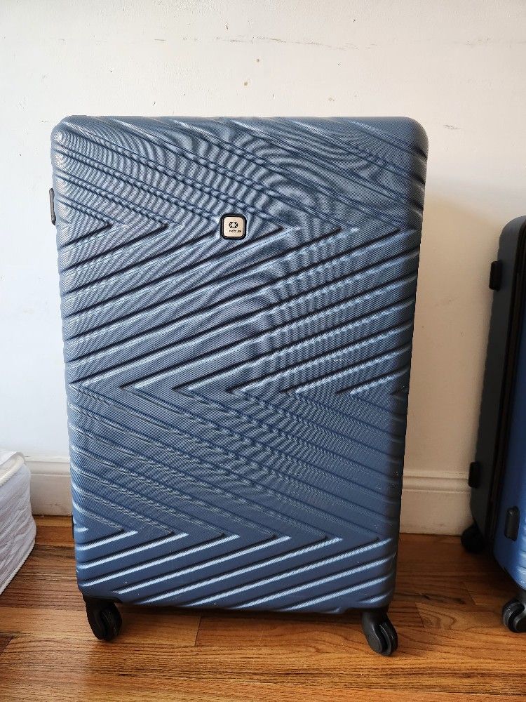 Brand New 28in Check-in size Luggage