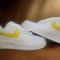 6.5 Nike Air Force 1 Low - White / Soft Yellow