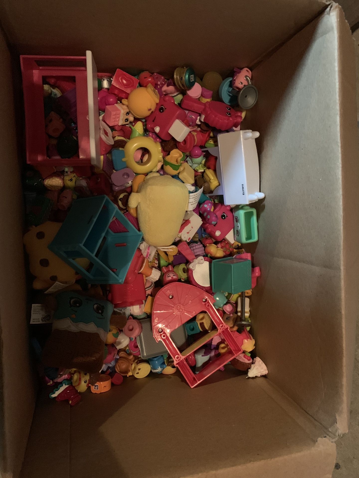 Box of 400+ shopkins