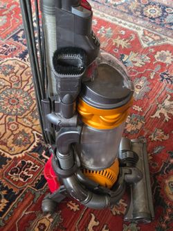 Vacuum Dyson ball upright