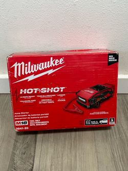 Milwaukee M18 18V Lithium-Ion Cordless 2000 Peak Amp HOTSHOT Jump Starter (Tool-Only)
