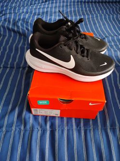Brand New women's Nike Revolution 8 size 7 Wide Running Shoes