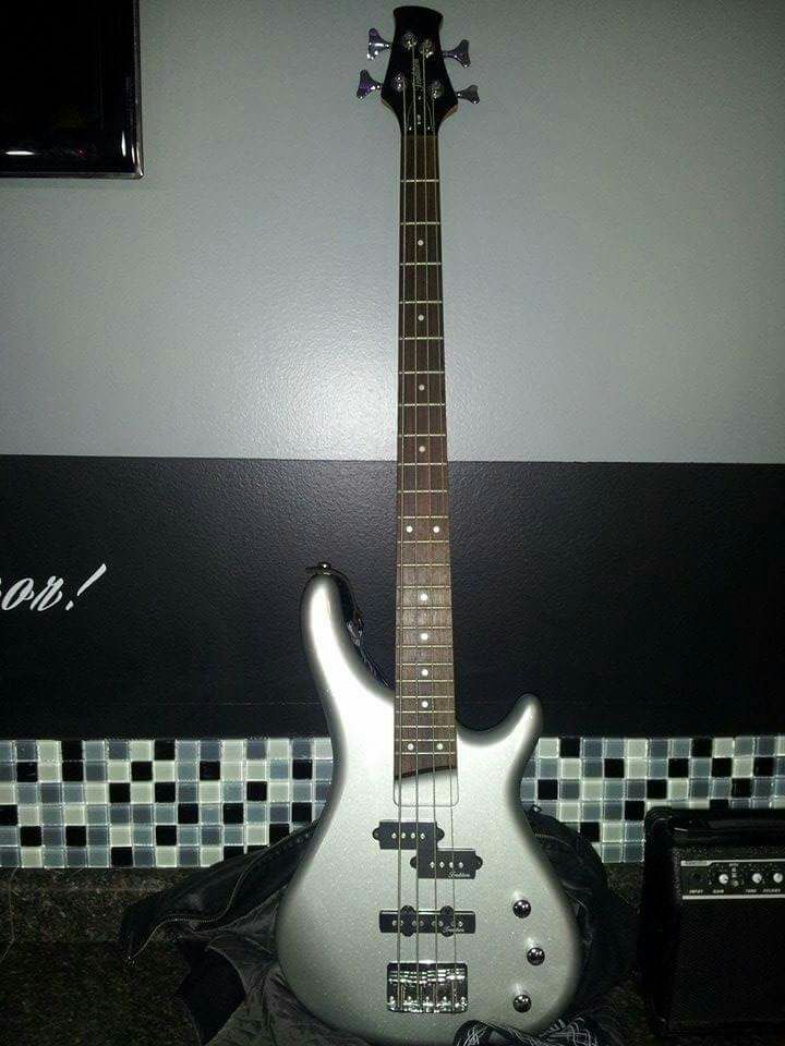 Bass Guitar Tradition b100 4-string