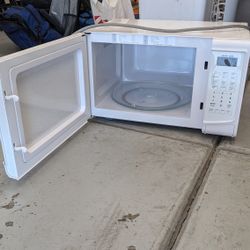 Frigidaire White Microwave Clean 1100W 1500W