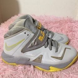 Nike Boys Lebron Soldier Gray Basketball Shoes Sneakers Size 5.5Y & Fit 7 Women