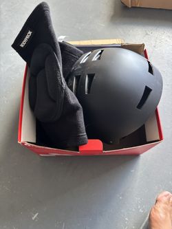 Helmet + Knee Sleeves 
