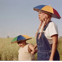 KAROL G umbrella Hat / Sombrilla Gorra Sombrero Head Set- ☂️ 👩🏼‍🎤❤️💛💙