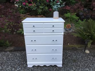 Adorable solid wood 4 drawer dresser