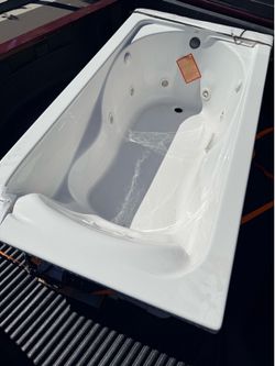 Bath tub with jets