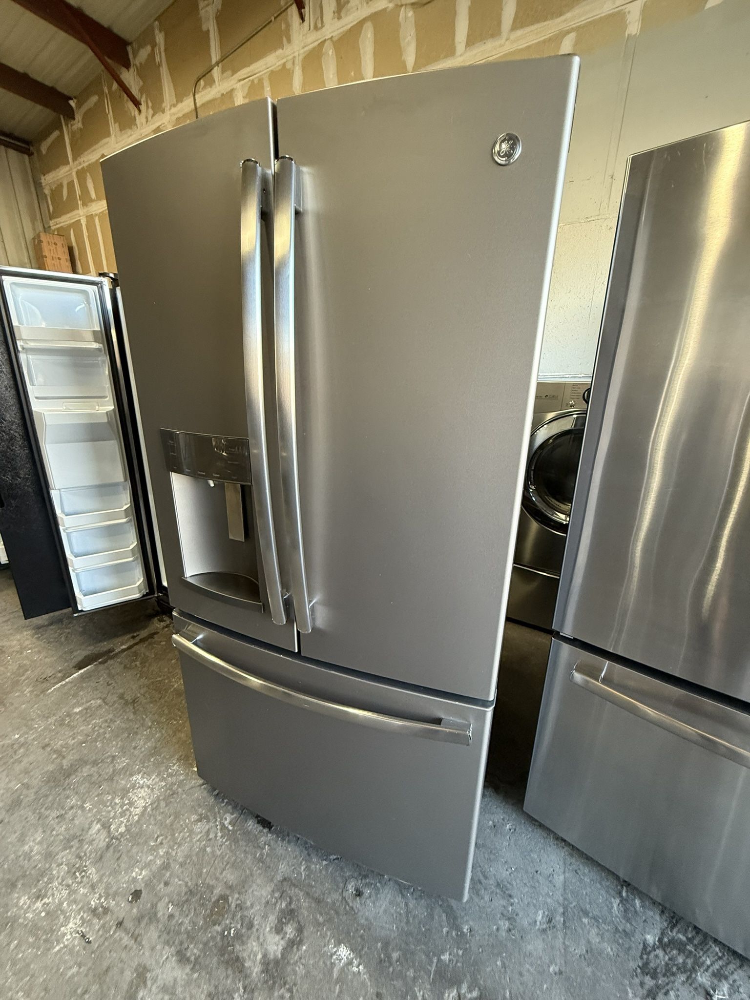 Refrigerator 28 Cubic Ft w/ 2 Ice Makers 