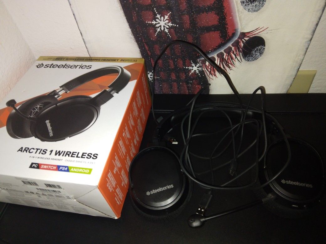 Stealseries Arctic Series 1 Wireless Gaming Headset Like New With Box And All