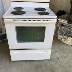Whirlpool Electric Stove/Oven Works Good. Just Pulled it Out Of A Rental House Just Needs Cleaning.