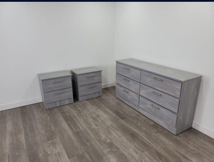 Dresser and 2 Nightstands// Cómoda Y 2 Mesitas De Noche