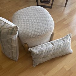Ottoman with 2 Cushions