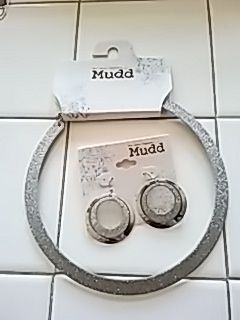 Brand New Sparkle Silver Choker Necklace & Earrings that match. Tags Still on!