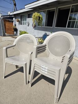 10 Cream Plastic Chairs. Read Description