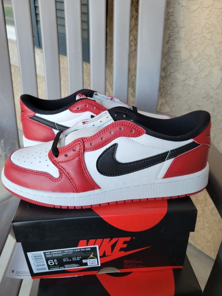 Jordan 1 OG Low Chicago GS size 6,6.5,7 (NO TRADES PRICE IS FIRM)