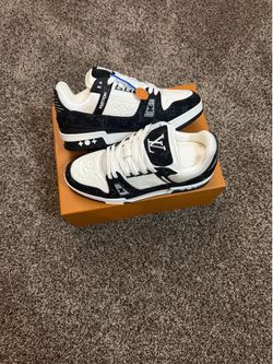 Loui Vuitton Trainer black and white sizes: 9,10,11
