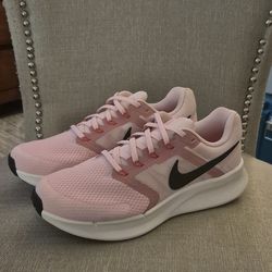 NIKE RUN SWIFT 3 - SIZE 8.5