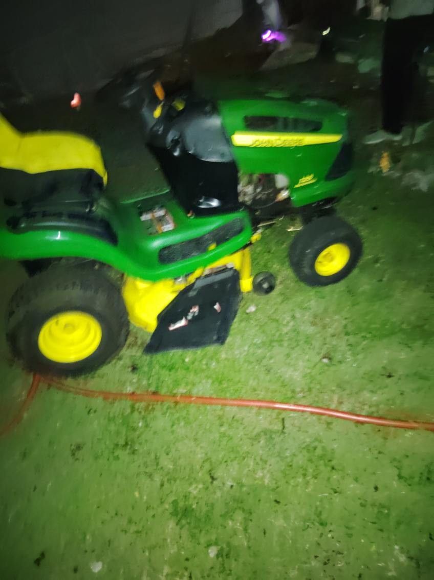 John Deere 42in Cut ,2006 For 725 Firm Haves 263 Hours On It Runs Great