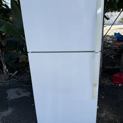 Ge Refrigerator With Icemaker 🕊️
